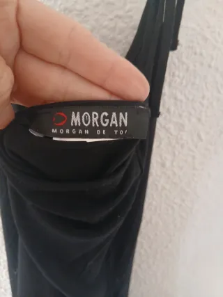 Camiseta tirantes negra con corazones dorados