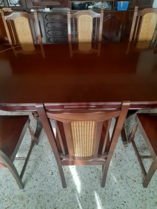 Mesa comedor y 6 sillas madera y ratán