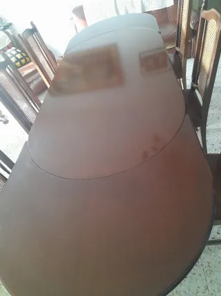 Mesa comedor y 6 sillas madera y ratán