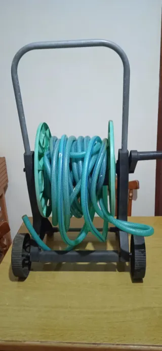 Carrello avvolgitubo con ruote