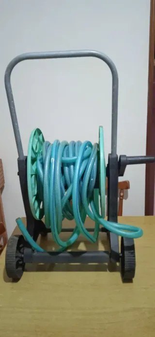 Carrello avvolgitubo con ruote