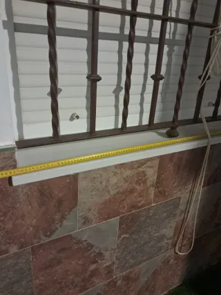 Ventana aluminio con persiana y reja