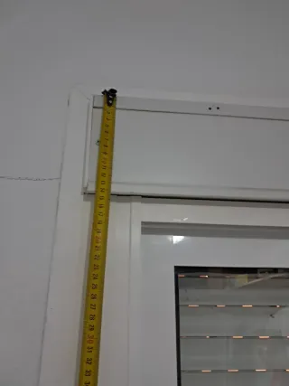 Ventana aluminio con persiana y reja