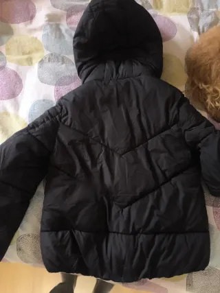 Abrigo niña Bershka negro con capucha