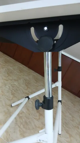 Tavolo da disegno con sgabello