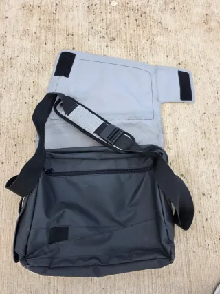 Mochila urbana Newfeel gris y negra