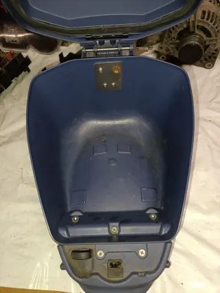 Baúl sobre depósito BMW F650CS Scarver