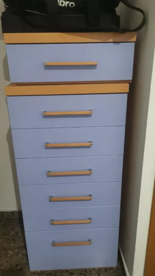 Cómoda lila de madera