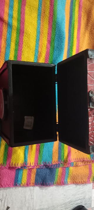 Caja joyero con reloj