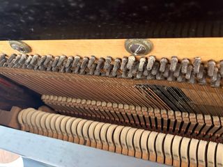 Piano de pared antiguo para restaurar