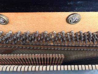 Piano de pared antiguo para restaurar