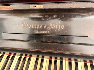 Piano de pared antiguo para restaurar