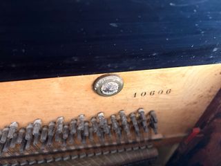 Piano de pared antiguo para restaurar