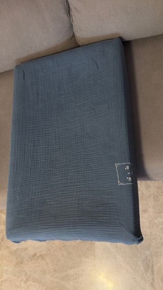 Cambiador de bebé con funda reversible