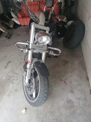 Hyosung Aquila 650 Custom Negra