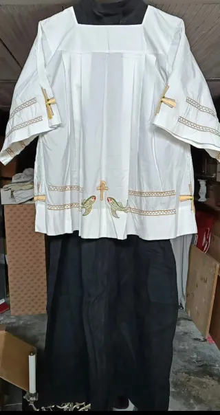 Sotana acólito negra con roquete