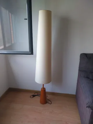 Lámpara de pie madera y tela salón