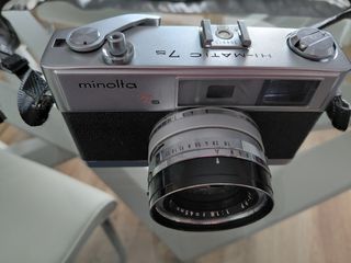Cámara Minolta 7s con funda