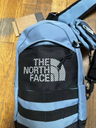 Mochila Sling Bag The North Face Azul y Negro