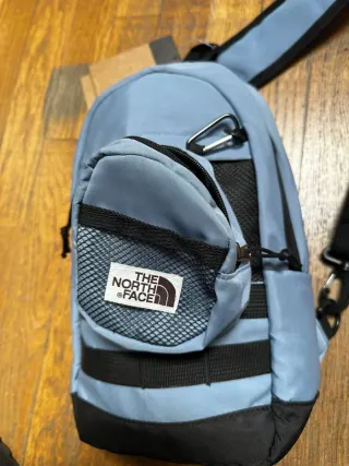 Mochila Sling Bag The North Face Azul y Negro