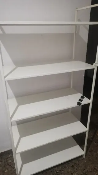 Estantería metálica blanca