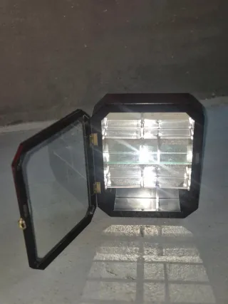 2 vitrinas expositoras de madera y cristal