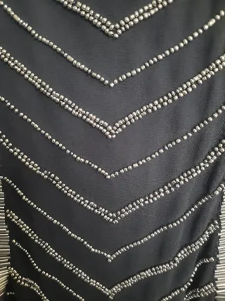 Chaleco negro con cuentas plateadas