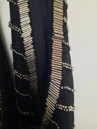 Chaleco negro con cuentas plateadas