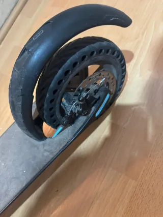 Patinete eléctrico con casco