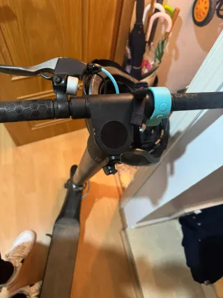 Patinete eléctrico con casco