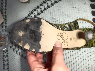 Zapatos de tacón verde y multicolor