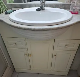 Mueble de baño con lavabo y espejo