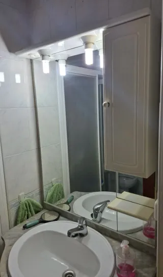 Mueble de baño con lavabo y espejo