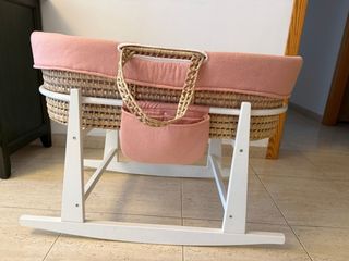 Moisés de palma con patas blancas