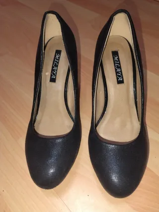 Zapatos de tacón negros brillantes. Tacón plateado