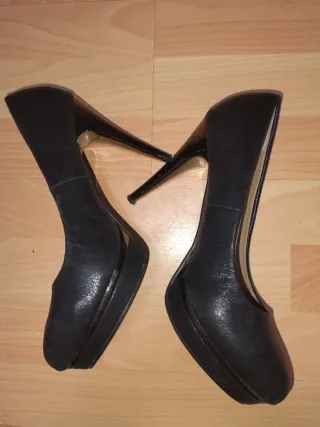 Zapatos de tacón negros brillantes. Tacón plateado