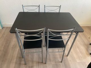 Mesa y Sillas de comedor negra y plateada
