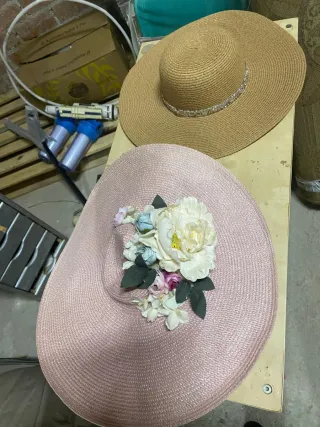 Sombreros de ala ancha con flores
