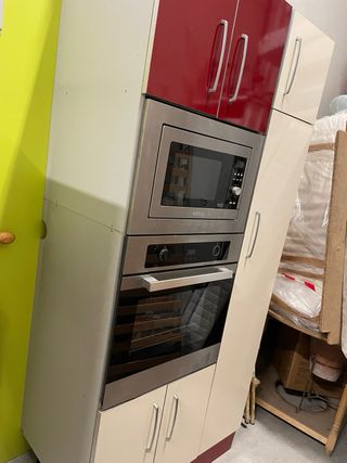 Muebles de cocina rojos y blancos
