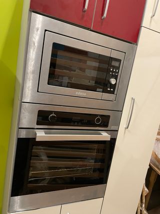 Muebles de cocina rojos y blancos