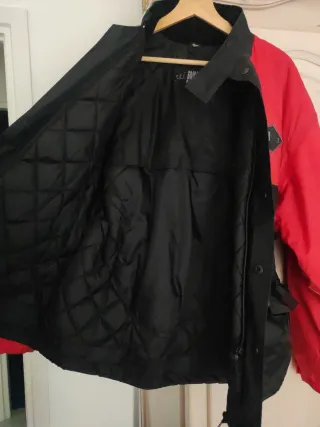 Chaqueta sport unisex bicolor roja y negra