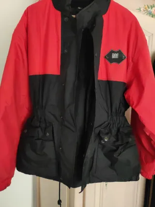 Chaqueta sport unisex bicolor roja y negra