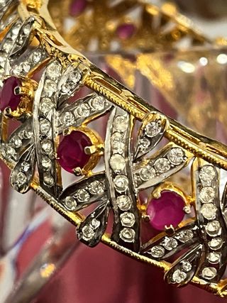 Pulsera rígida vintage dorada con pedrería