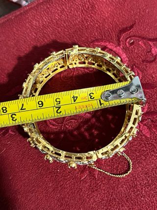 Pulsera rígida vintage dorada con pedrería