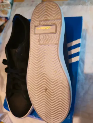 Zapatillas Adidas Negras y Doradas