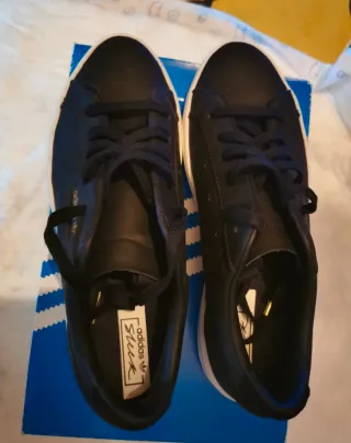 Zapatillas Adidas Negras y Doradas