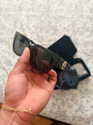 Gafas de sol Versace negras y doradas