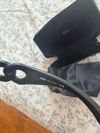 Gafas de sol Versace negras y doradas