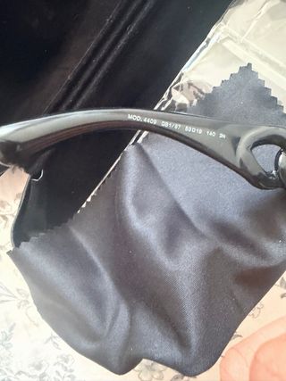 Gafas de sol Versace negras y doradas