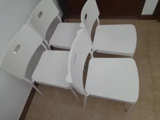 Juego de 4 sillas blancas